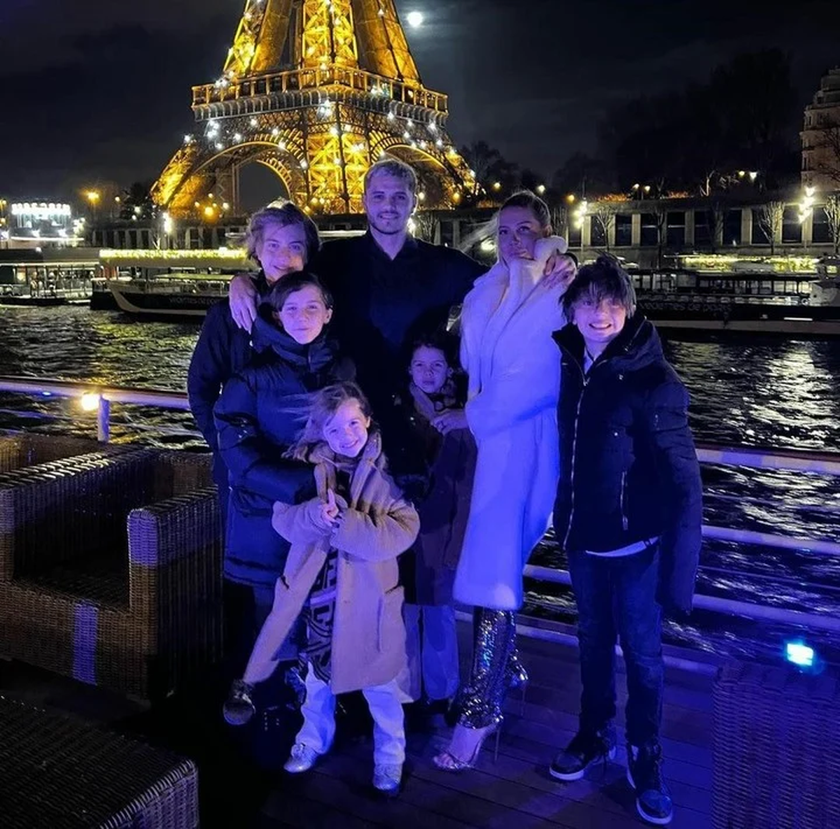 Wanda Nara y Mauro Icardi junto a sus hijos.