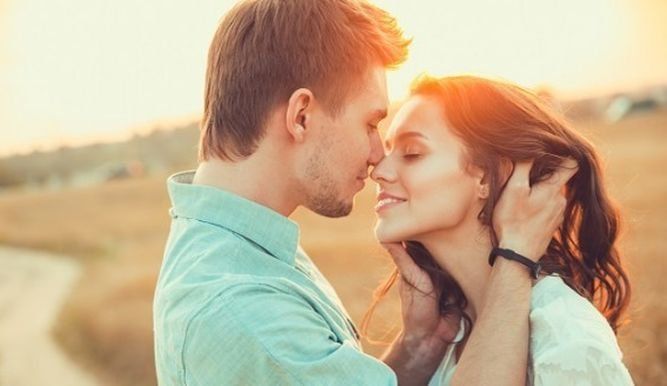 ¿Sabías que abrazar y besar más seguido a tu pareja es bueno para la salud?