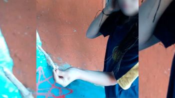 El laberinto de Rocío, una nena que atiende un búnker y hace facas para defenderse 