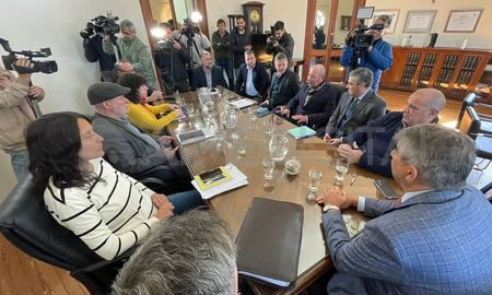 Desde las 12, el Gobierno se reúne con representantes de ATE y Upcn. A las 16 harán lo propio con los gremios docentes. Desde las 12, el Gobierno se reúne con representantes de ATE y Upcn. A las 16 harán lo propio con los gremios docentes.