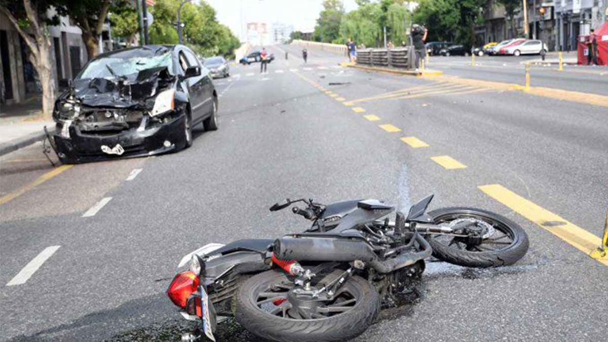 El hombre que conducía el automóvil Nissan Centro quedó demorado