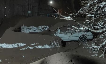 Un auto cubierto de cenizas en Rusia. Un auto cubierto de cenizas en Rusia.