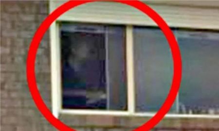 Le sacan foto a una casa para venderla ¡y aparece el fantasma del dueño! Le sacan foto a una casa para venderla ¡y aparece el fantasma del dueño!