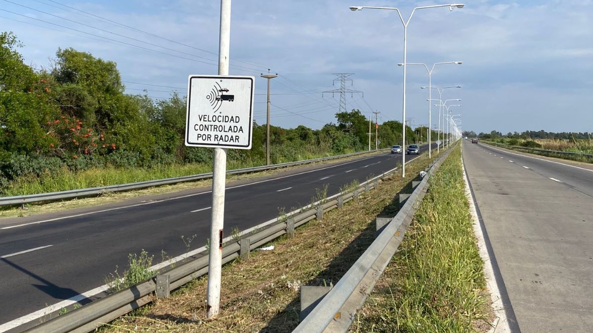 El aviso est&aacute; colocado en el medio de la calzada.