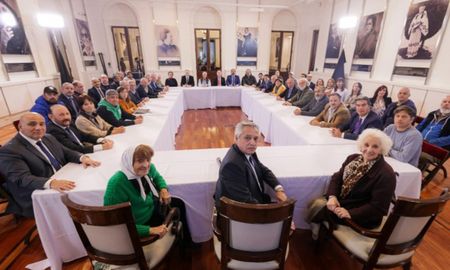 El presidente Alberto Fernández encabezó una reunión en Casa Rosada con diferentes sectores sociales el día después del atentado contra la vicepresidenta Cristina Fernández de Kirchner. El presidente Alberto Fernández encabezó una reunión en Casa Rosada con diferentes sectores sociales el día después del atentado contra la vicepresidenta Cristina Fernández de Kirchner.