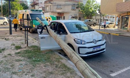 El poste cayó cuando una mujer estaba subiendo a su hijo al auto. Increíblemente, no se registraron heridos. El poste cayó cuando una mujer estaba subiendo a su hijo al auto. Increíblemente, no se registraron heridos.