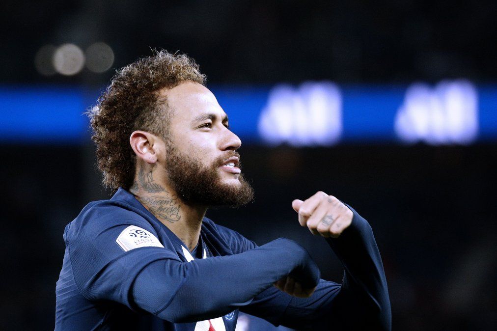 El representante de Neymar asegura que el delantero está cómodo en el París Saint-Germain y no ve próxima su salida del club.