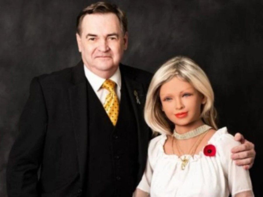 La historia del hombre que se enamoró de una robot y ahora piensa en casarse