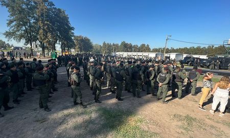 Los nuevos gendarmes son presentados en un acto oficial, con la presencia de autoridades nacionales y provinciales. Los nuevos gendarmes son presentados en un acto oficial, con la presencia de autoridades nacionales y provinciales.