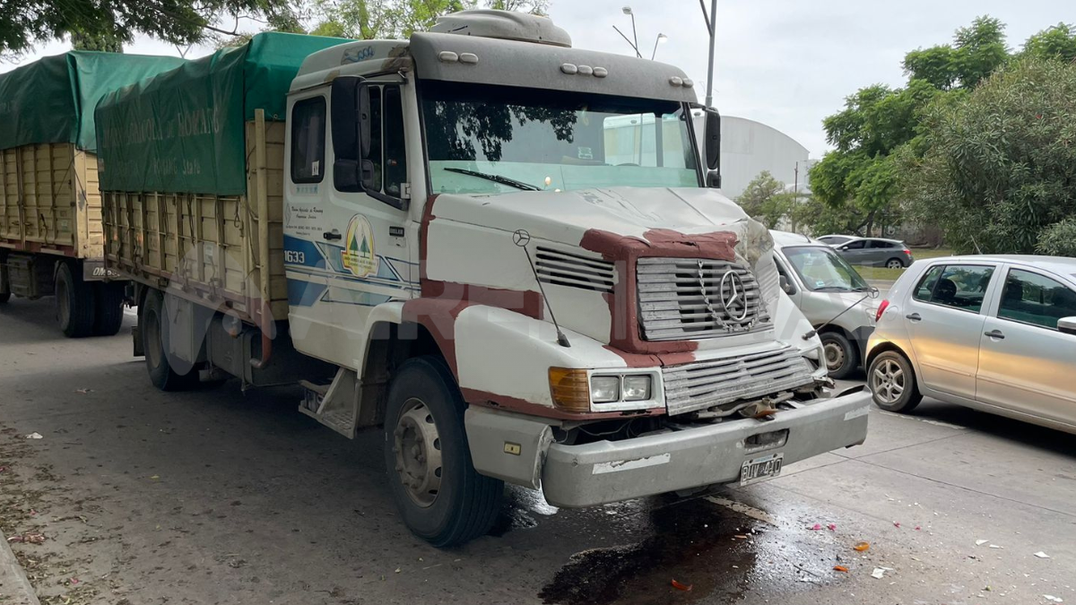 El choque se produjo entre dos camiones con acoplado en avenida 27 de Febrero.