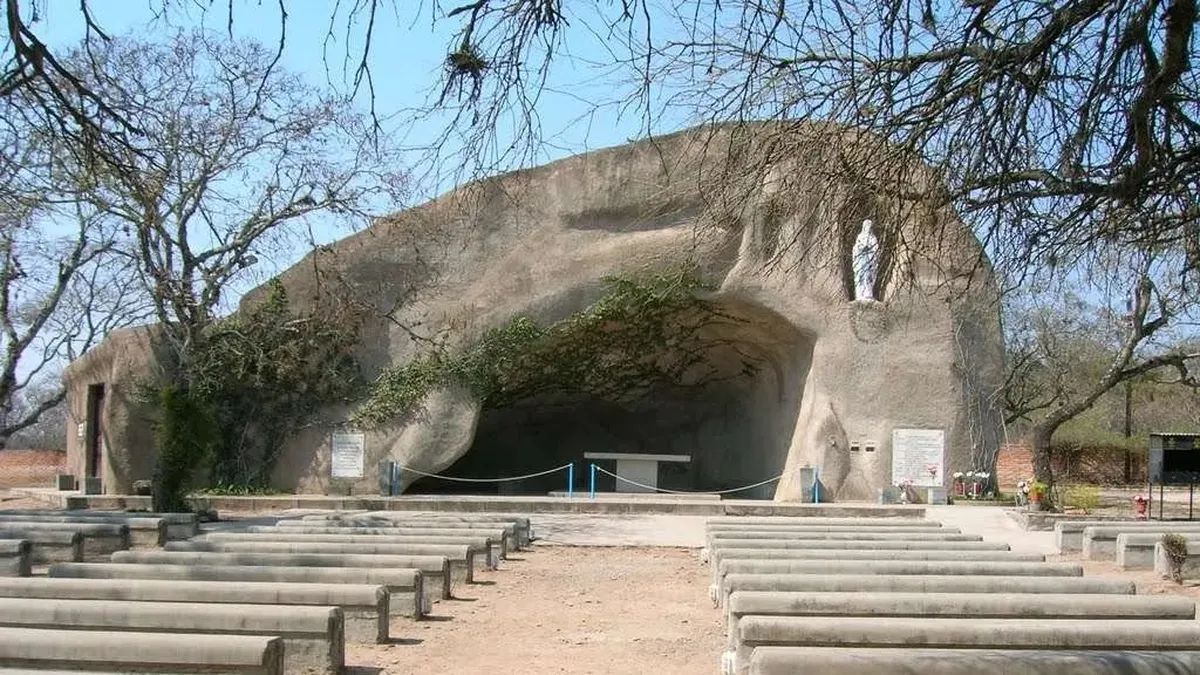 Los visitantes pueden visitar la emblemática Gruta de la Virgen de Lourdes, un sitio de peregrinación con un entorno natural impactante. Los visitantes pueden visitar la emblemática Gruta de la Virgen de Lourdes, un sitio de peregrinación con un entorno natural impactante.