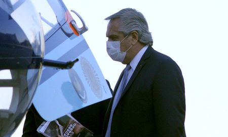 El presidente Alberto Fernández partirá este martes por la noche hacia la ciudad estadounidense de Los Ángeles para participar de la IX Cumbre de las Américas. El presidente Alberto Fernández partirá este martes por la noche hacia la ciudad estadounidense de Los Ángeles para participar de la IX Cumbre de las Américas.