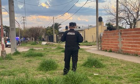 Un policía se atrincheró en su casa de barrio Nueva Esperanza, baleó a su pareja y fue trasladado al hospital Cullen. Un policía se atrincheró en su casa de barrio Nueva Esperanza, baleó a su pareja y fue trasladado al hospital Cullen.