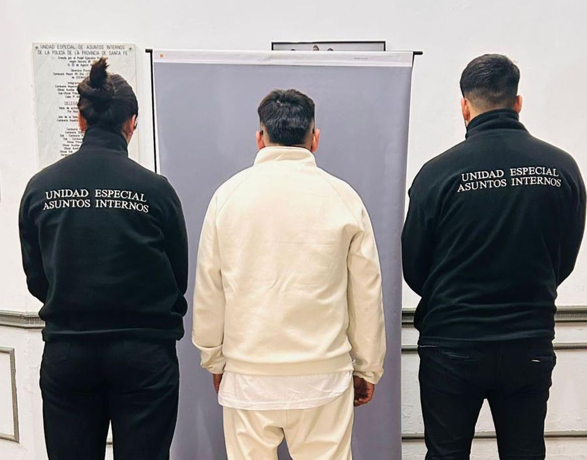 Estaba prófugo y se presentó esta tarde en la sede de Asuntos Internos de la Policía.