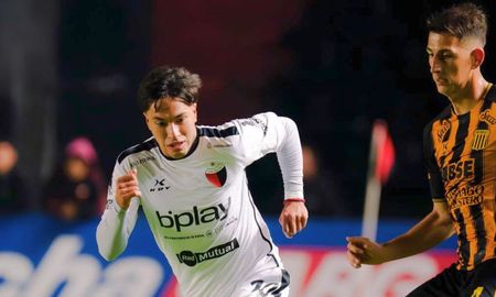 Lago marcó el gol de Colón en el empate ante Mitre y es el goleador del certamen con 7 gritos. Lago marcó el gol de Colón en el empate ante Mitre y es el goleador del certamen con 7 gritos.