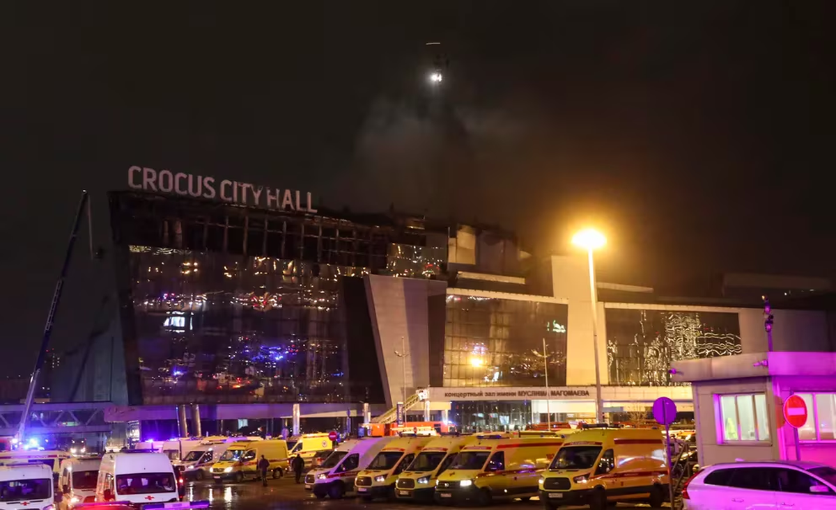 Bomberos rusos extinguen un incendio en el salón de conciertos Crocus City Hall, tras un ataque terrorista que se cobró la vida de más de 100 personas cerca de Moscú (EFE/EPA/MAXIM SHIPENKOV). Bomberos rusos extinguen un incendio en el salón de conciertos Crocus City Hall, tras un ataque terrorista que se cobró la vida de más de 100 personas cerca de Moscú (EFE/EPA/MAXIM SHIPENKOV).