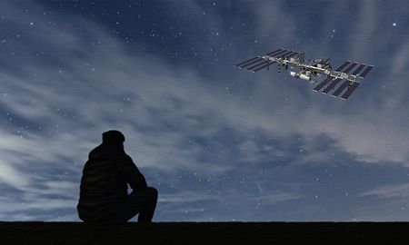 La estación espacial orbita la Tierra unas 20 veces al día y puede verse como un punto brillante en el cielo que se desplaza rápidamente. Con telescopios o binoculares se le ven los detalles. La estación espacial orbita la Tierra unas 20 veces al día y puede verse como un punto brillante en el cielo que se desplaza rápidamente. Con telescopios o binoculares se le ven los detalles.