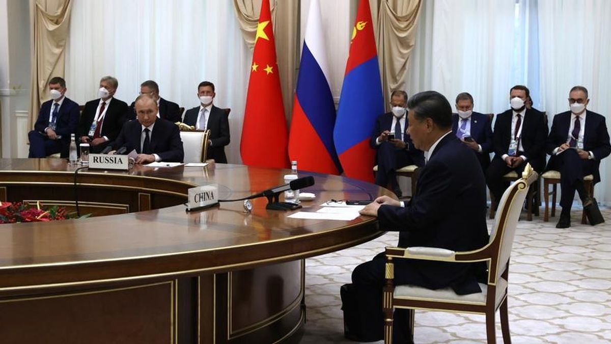 Xi Jinping es el primer líder nacional en estrechar la mano de Putin desde que la Corte Penal Internacional (CPI) emitió una orden de arresto contra él por la deportación de niños ucranianos a Rusia desde su invasión.