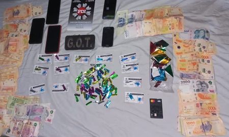 Dosis de drogas, dinero y celulares: los elementos que la policía secuestró en uno de los allanamientos. Dosis de drogas, dinero y celulares: los elementos que la policía secuestró en uno de los allanamientos.