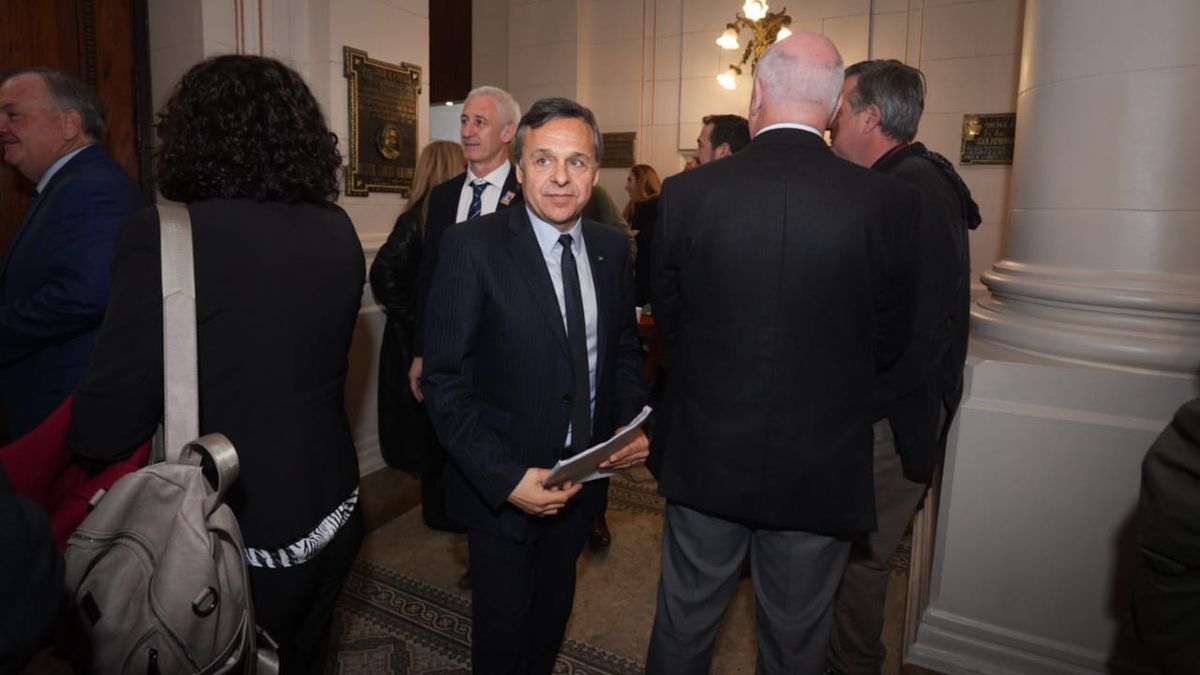 El legislador Diego Giuliano del Frente Más Para Santa Fe, patentó un análisis metafórico para referirse al proceso del cual formó parte. El legislador Diego Giuliano del Frente Más Para Santa Fe, patentó un análisis metafórico para referirse al proceso del cual formó parte.