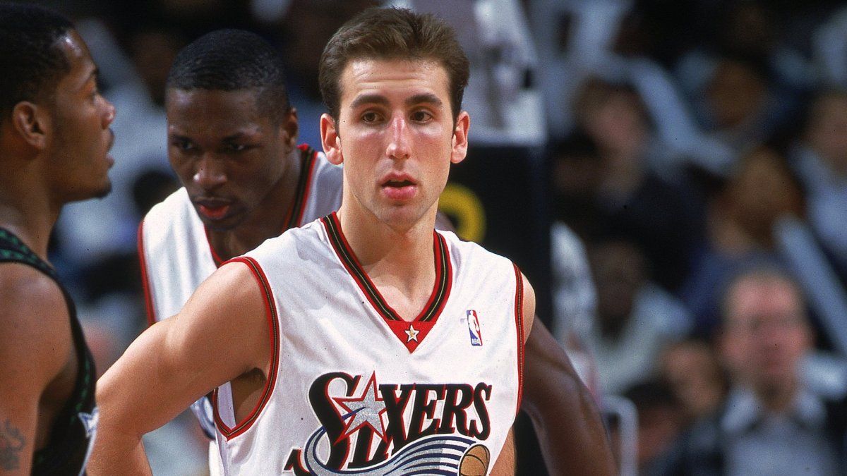 Pepe Sánchez jugando en Philadelphia Sixers.