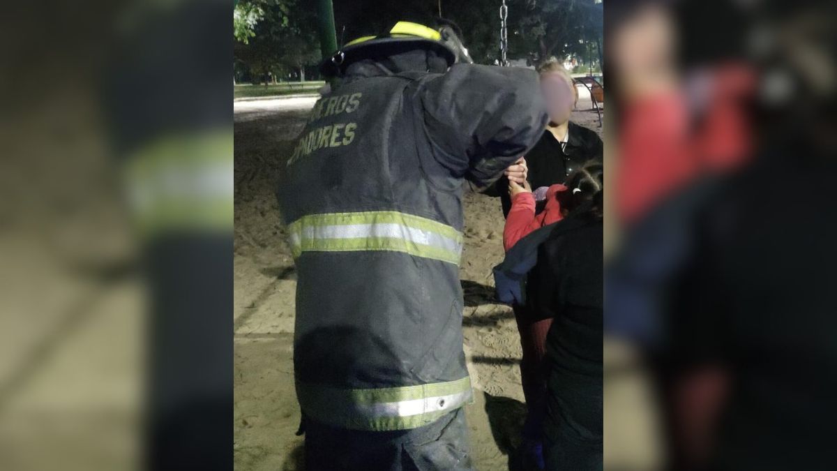 La menor de 5 años quedó atrapada en una hamaca del Parque Juan de Garay y debió ser asistida por bomberos en Santa Fe.
