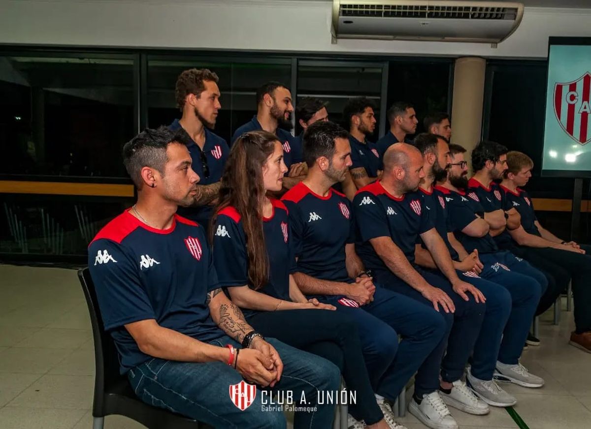 El Club Atlético Unión presentó este martes al plantel profesional de basquetbol que disputará la temporada 2022/23.