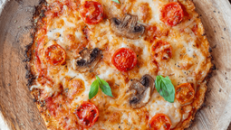 Una base crujiente y saludable: la pizza de coliflor sin harina es la opción perfecta para quienes buscan una alternativa baja en carbohidratos.