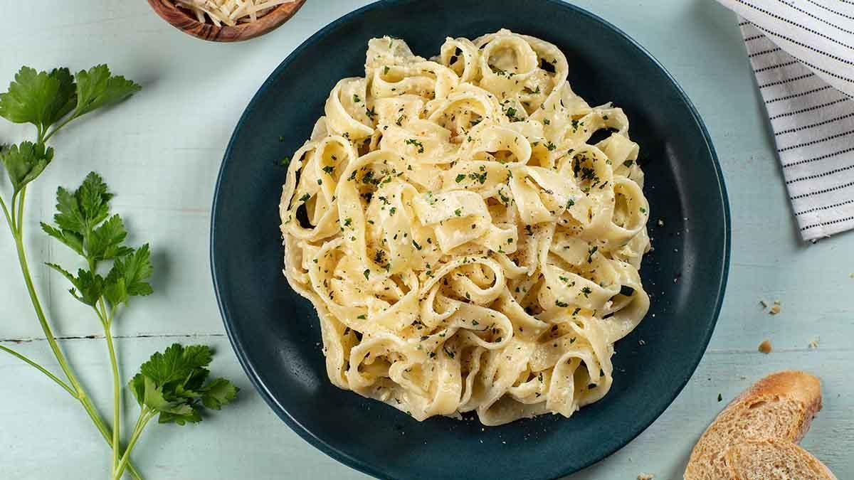 Receta de salsa Alfredo, un clásico para acompañar las pastas todo el año