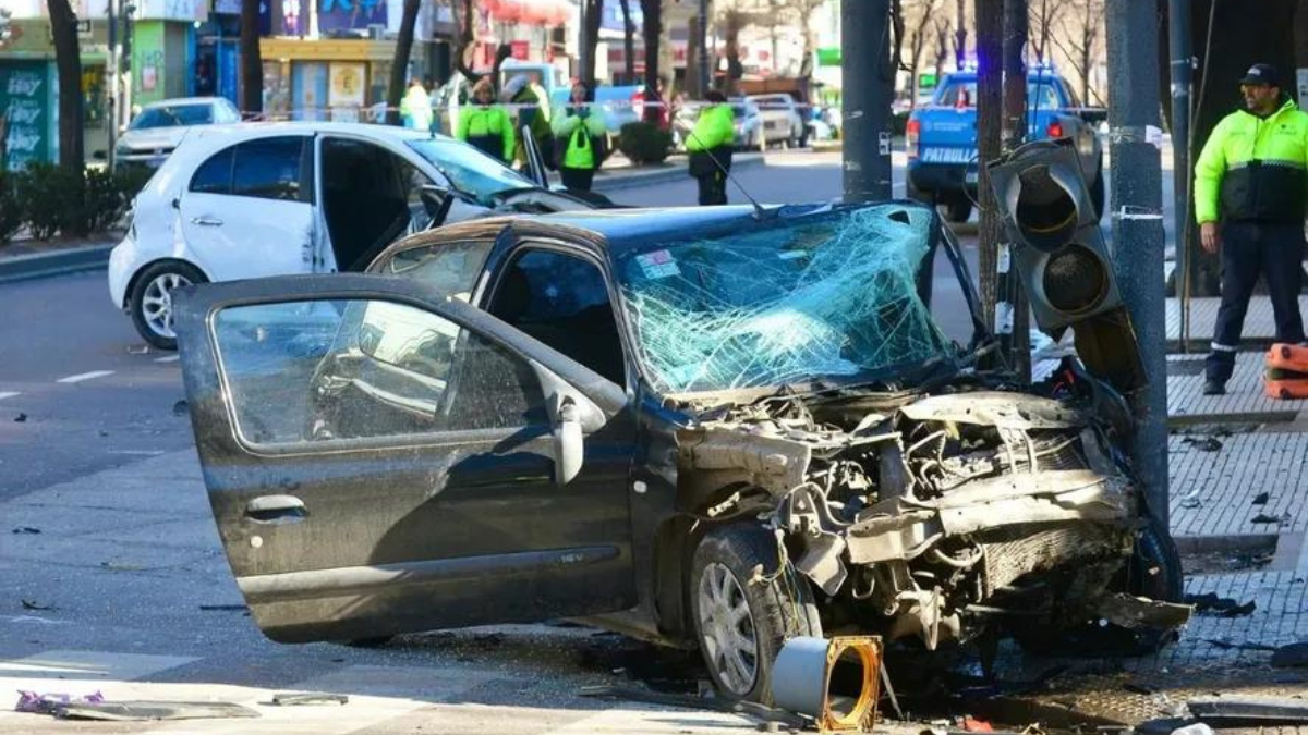 Accidente fatal: cruzó en rojo, impactó contra otro auto y mató a su ocupante