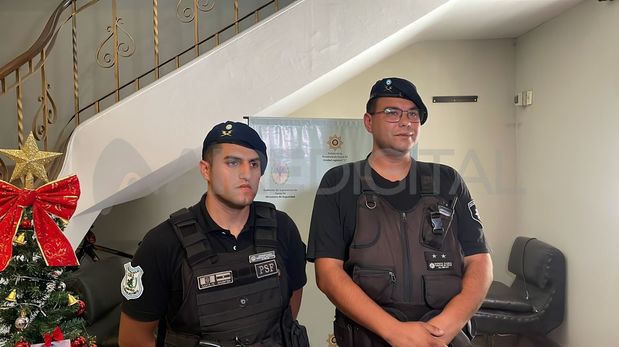 &nbsp;Dos agentes del Comando Radioeléctrico le salvaron la vida a un niño de dos años en Santa Fe.