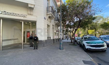 Efectivos de Gendarmería custodian el ingreso de una sucursal de Banco Santander de la ciudad de Santa Fe. Efectivos de Gendarmería custodian el ingreso de una sucursal de Banco Santander de la ciudad de Santa Fe.