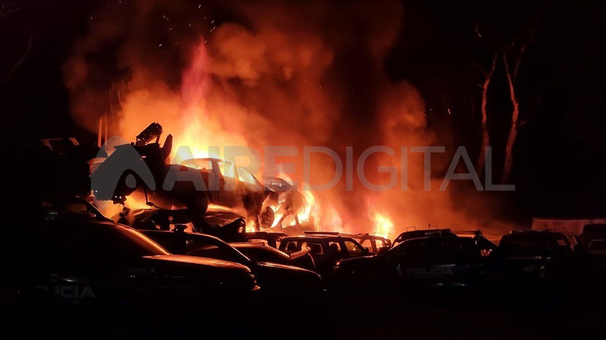 Impactante. Así ardieron los vehículos depositados en el predio.&nbsp;