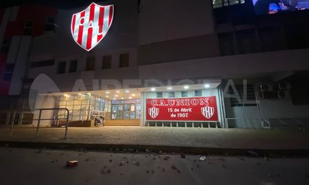 Así quedó la sede del club Unión tras los incidentes luego del empate frente a Lanús. Así quedó la sede del club Unión tras los incidentes luego del empate frente a Lanús.