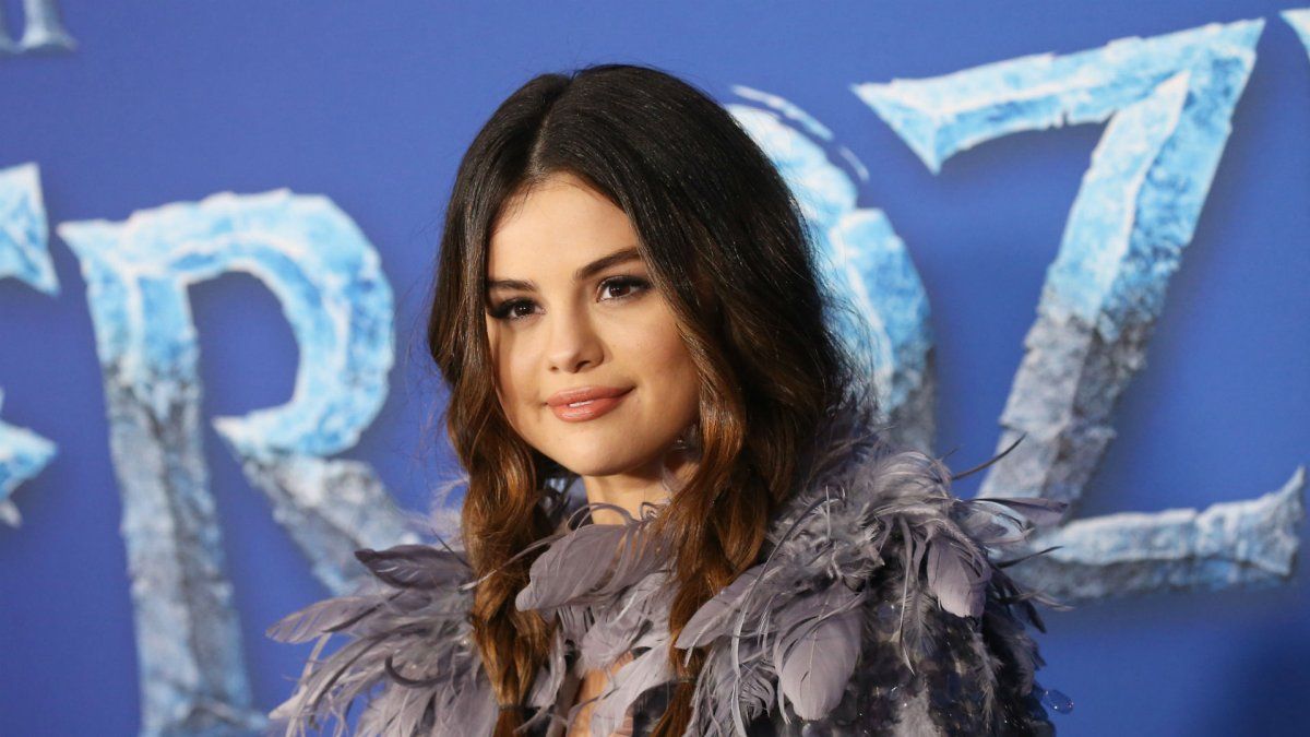 Selena Gómez besó a ¿su amiga? y volvió locos a sus fans