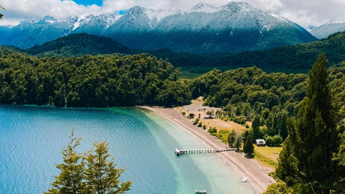 Villa La Angostura combina bosques frondosos, vistas al imponente lago Nahuel Huapi y la cercanía al cerro Bayo, lo que la convierte en un destino ideal para disfrutar de una escapada en familia. Villa La Angostura combina bosques frondosos, vistas al imponente lago Nahuel Huapi y la cercanía al cerro Bayo, lo que la convierte en un destino ideal para disfrutar de una escapada en familia.
