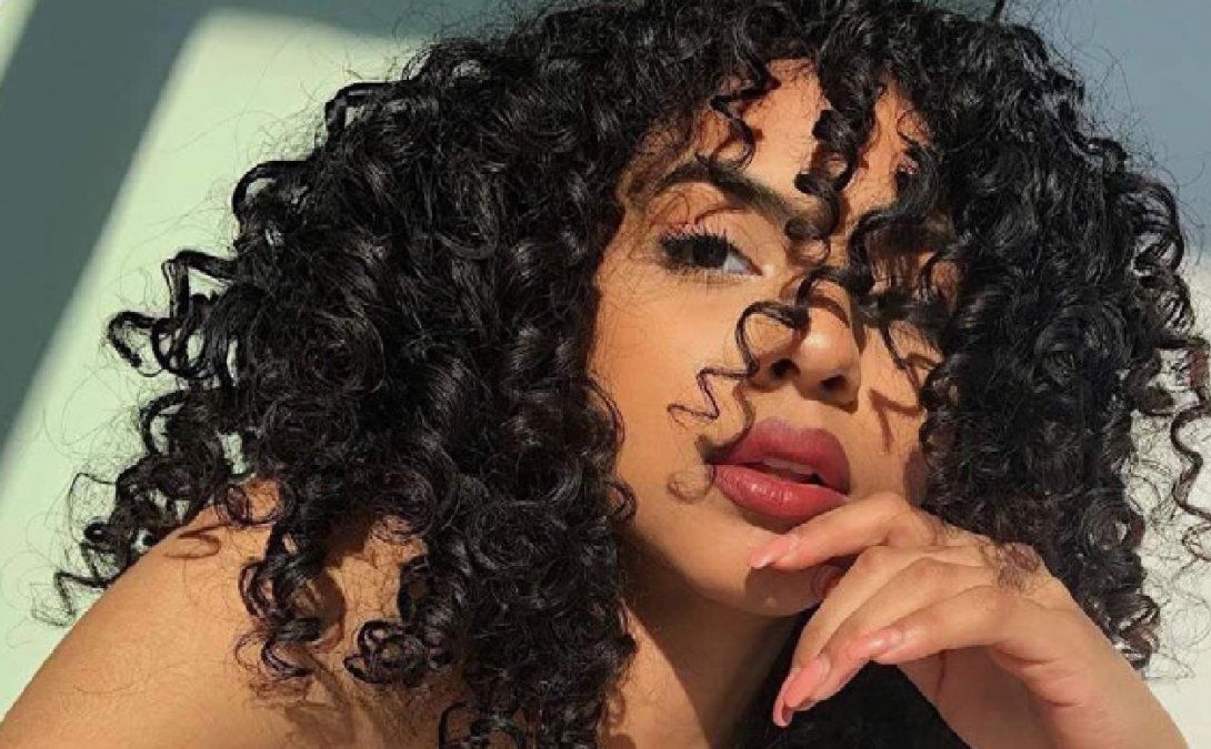 Curly hair: qué es el método que causa sensación