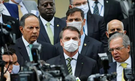 El presidente de Brasil, Jair Bolsonaro, es quien está a cargo del manejo de la pandemia en ese país, en medio de decisiones polémicas. El presidente de Brasil, Jair Bolsonaro, es quien está a cargo del manejo de la pandemia en ese país, en medio de decisiones polémicas.