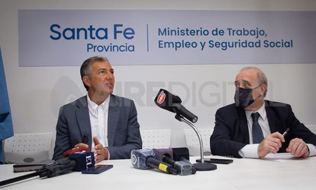 A la espera de las definiciones nacionales, el ministro de Trabajo, Juan Manuel Pusineri, no descartó que el ofrecimiento que se haga a los gremios estatales locales ronde el 40%, ni que el incremento salarial se aplique de manera escalonada. A la espera de las definiciones nacionales, el ministro de Trabajo, Juan Manuel Pusineri, no descartó que el ofrecimiento que se haga a los gremios estatales locales ronde el 40%, ni que el incremento salarial se aplique de manera escalonada.