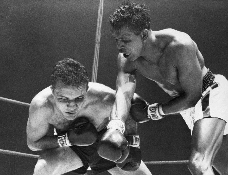 El miércoles 14 de febrero de 1951 y, en el Chicago Stadium, Robinson y Jake LaMotta (quien le había quitado el invicto en 1943) chocaron por sexta y última vez, la primera en mediano y, además, con el título mundial en juego, que el neoyorquino exponía por tercera ocasión. A esta pelea se la recuerda como La masacre de San Valentín donde, a partir del 10º asalto, Robinson castigó duramente al Toro Salvaje del Bronx hasta que, a los 2’04” del 13º round, el árbitro, Frank Sikora, dijo basta.