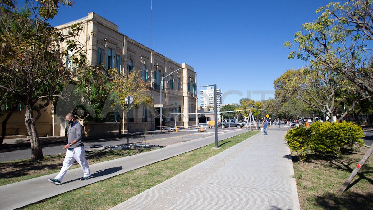El mayor inconveniente lo tendrá el tránsito de peatones y ciclistas, porque los desvíos que hay que hacer al interrumpirse la ciclovía y el paso peatonal del cantero central de avenida Freyre son muy extensos.