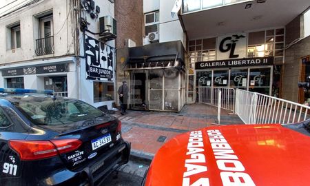 La sede de Rosario Central fue atacada durante la madrugada de este miércoles. El guardia de seguridad resultó herido. La sede de Rosario Central fue atacada durante la madrugada de este miércoles. El guardia de seguridad resultó herido.