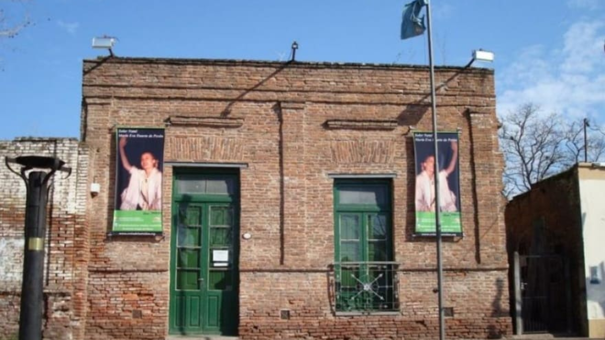 La ciudad también preserva la memoria de Eva Duarte de Perón, y en el pleno centro funciona el Museo Casa Natal de Eva Perón. La ciudad también preserva la memoria de Eva Duarte de Perón, y en el pleno centro funciona el Museo Casa Natal de Eva Perón.