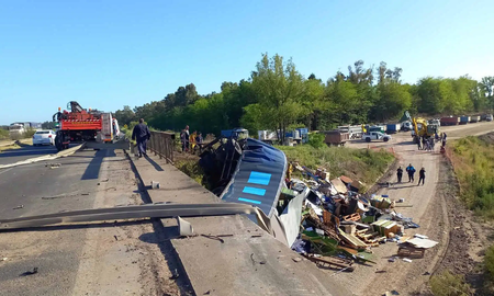 Murió el chofer de un camión al caer de un puente de la ruta 6 en Luján. Murió el chofer de un camión al caer de un puente de la ruta 6 en Luján.