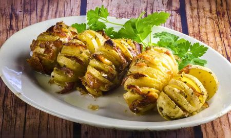 Esta receta de papas rellenas al horno al estilo Hasselback es una forma deliciosa y fácil de disfrutar de este aperitivo o guarnición elegante.&nbsp;