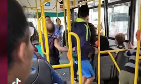 Un colectivero atacó a picanasos a una familia que no pagó el boleto.