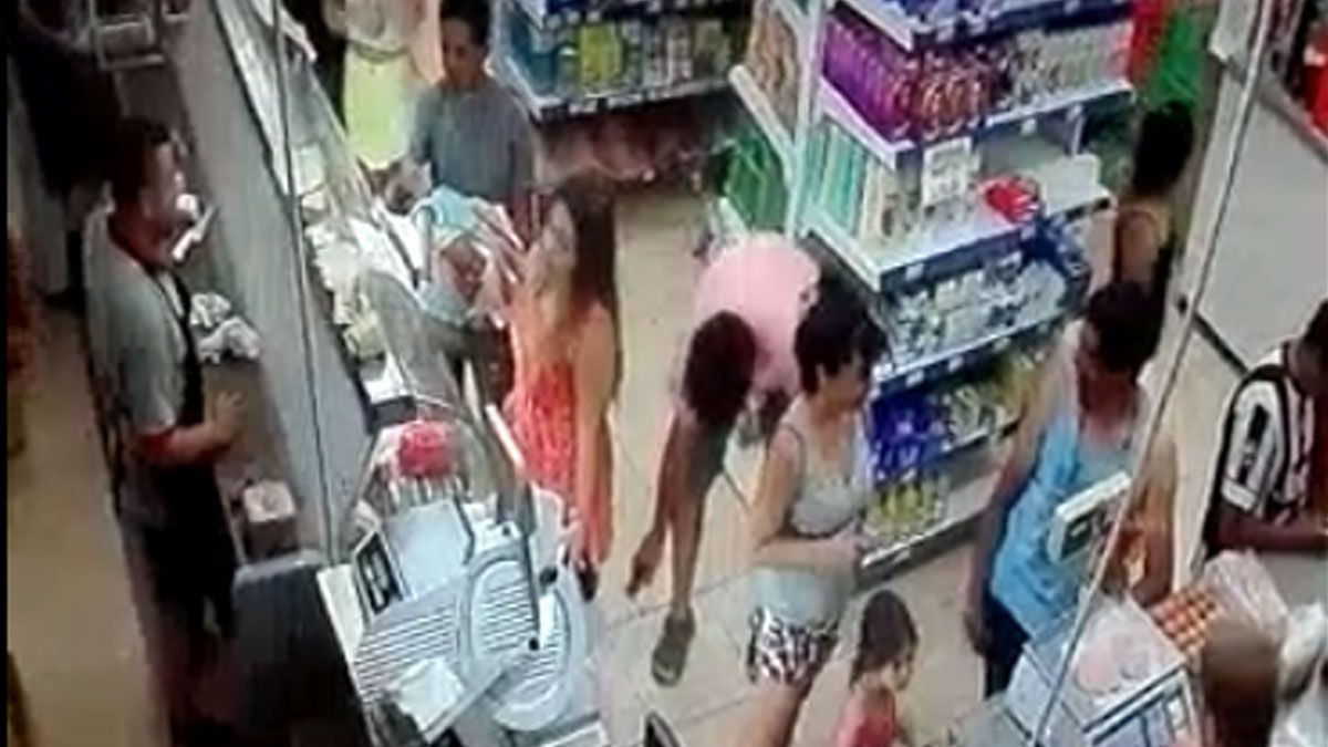 Filmaba la entrepierna de mujeres con pollera con su celular y lo escracharon en las redes