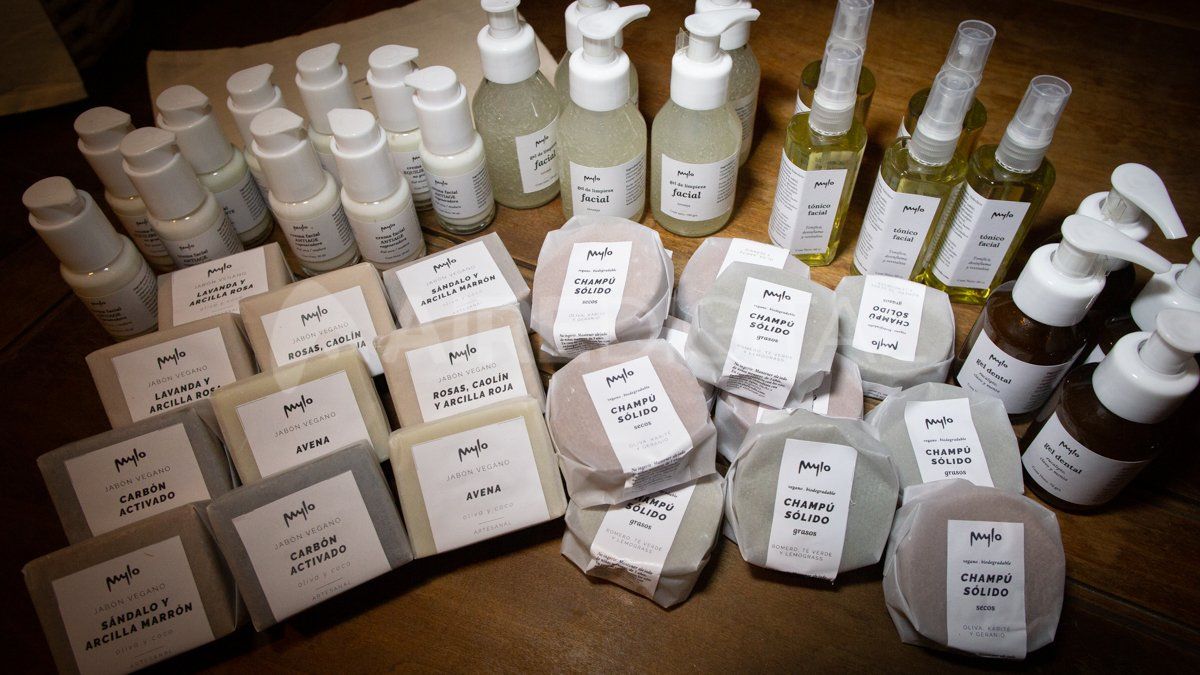 En Mylo empezaron haciendo jabones, pero luego incorporaron otros productos relacionados al aromaterapia, como son las almohadas de semillas para los dolores, y luego otros productos faciales, corporales, cremas, tónicos, gel dental con carbón activado y desodorante.