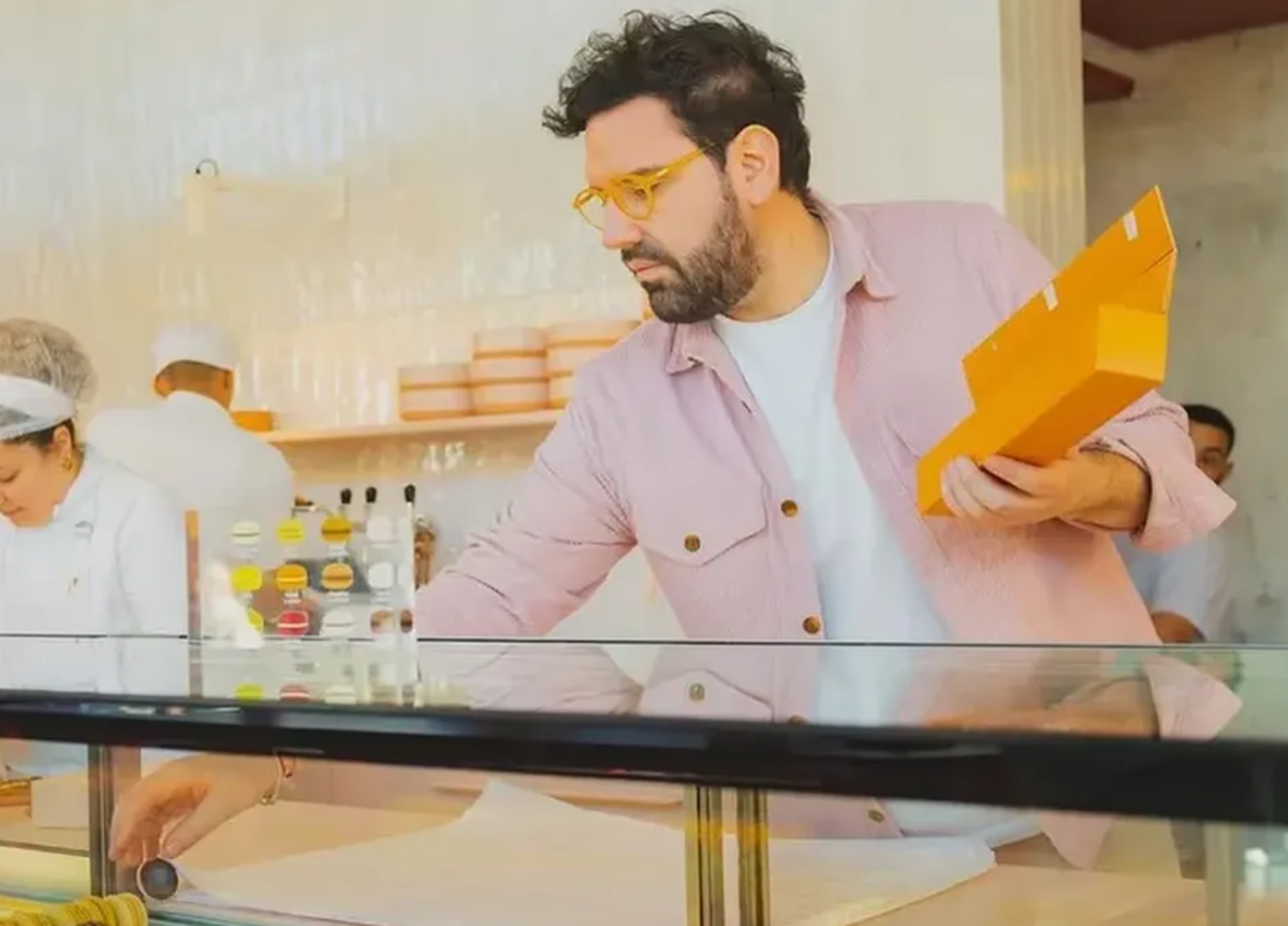 Damián Betular es conocido por su talento como maestro pastelero y por sus deliciosos macarons.