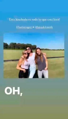 Jujuy Jiménez alentando a su pareja junto a amigas.